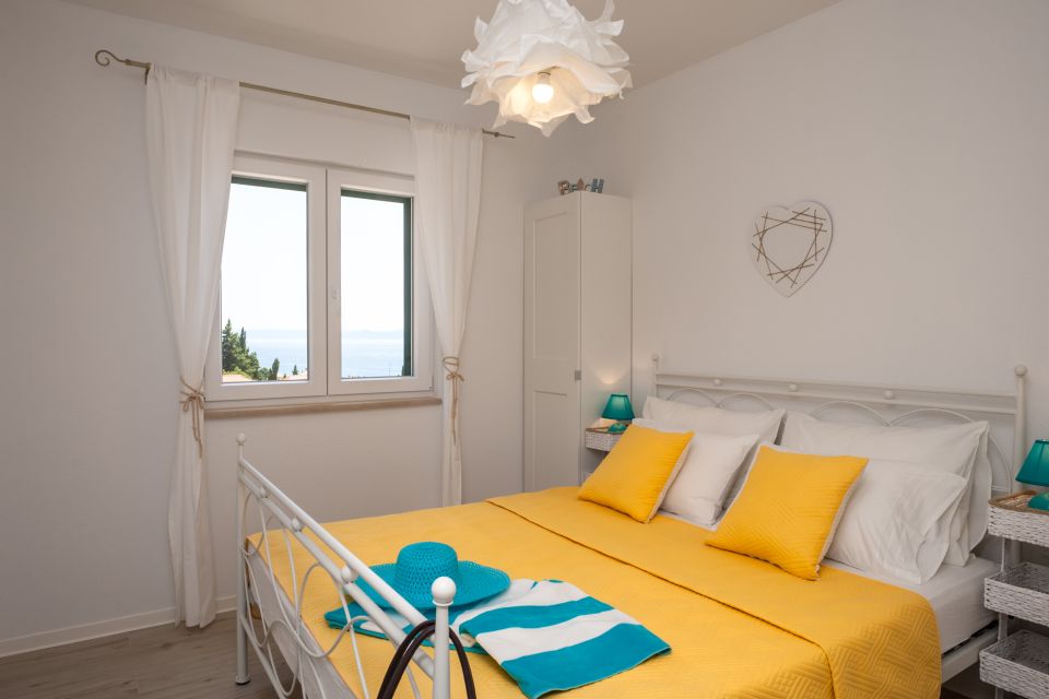 Apartment A2+1, first floor - bed by the window