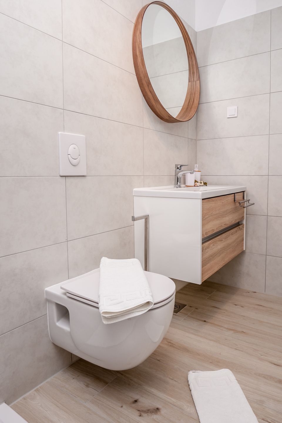 Studio A2, first floor - bathroom with walk-in shower