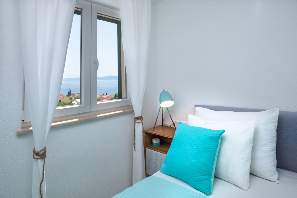 Studio A2, first floor - bed by the window