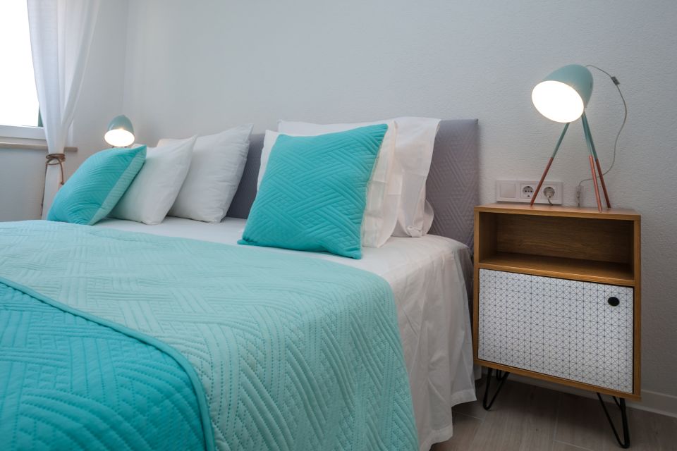 Studio A2, first floor - bedside
