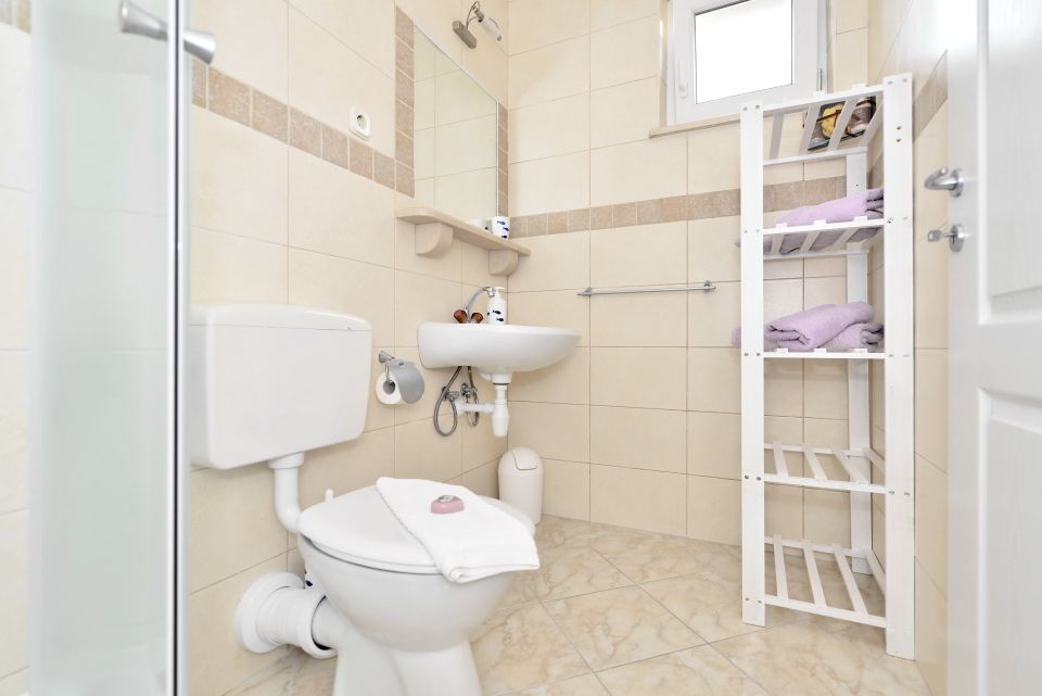 Studio A2, ground floor - bathroom