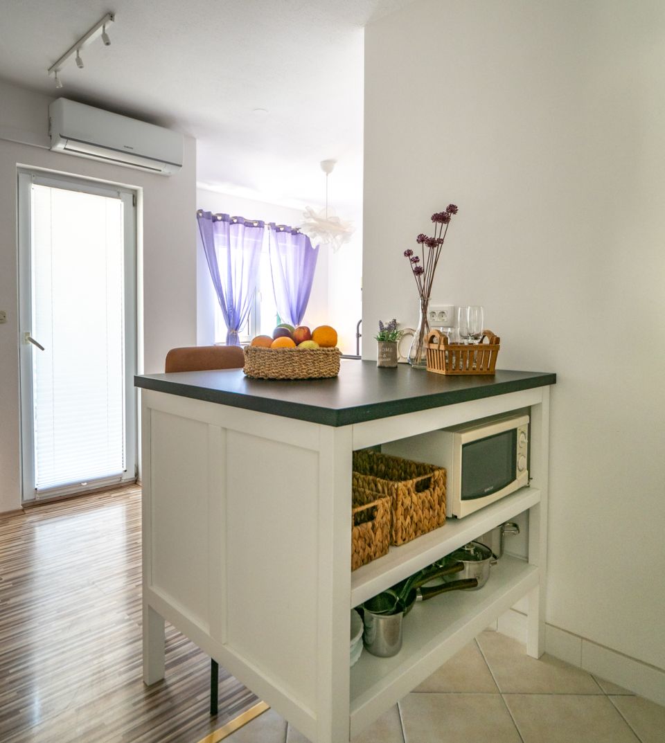 Studio A2, ground floor - kitchen unit with microwave