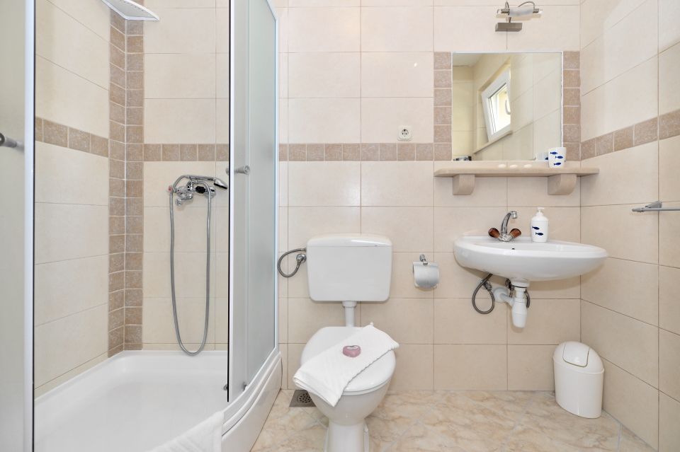 Studio A2, ground floor - shower